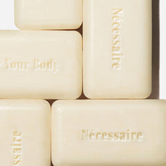 Aceites de cacay, marula y meadowfoam nutren la piel durante la exfoliación.