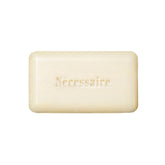 Nécessaire barra exfoliante corporal, textura suave que deja la piel más lisa tras su uso.