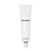Nécessaire crema de manos: botella visible y hidratación suave para piel seca.