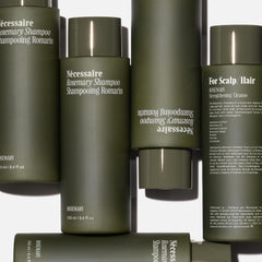 Nécessaire shampoing romarin, mousse légère démontrant nettoyage doux et efficace.