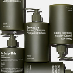 Nécessaire Rosemary Shampoo, hojas de romero visibles para un aroma relajante.