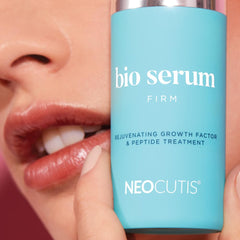 NEOCUTIS Bio Serum Firm: aplicación manual facilita absorción rápida.