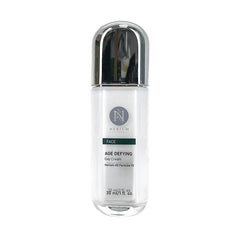 Crema de día Nerium Universal: aplicación en la palma muestra textura rica en nutrientes para piel suave.