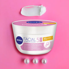 NIVEA Aclaradora Natural absorción rápida en rostro durante la aplicación.