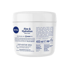 Aplicación diaria de crema corporal NIVEA para piel nutrida y suave.