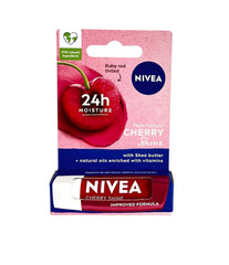 NIVEA Balsamo Labial Cherry Shine muestra textura cremosa para hidratación duradera.