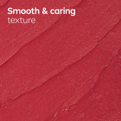 NIVEA Blackberry Lip Care textura hidratante que deja labios suaves.