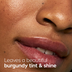 NIVEA Blackberry Lip Care tono burdeos suave realza color natural.