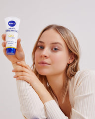 NIVEA Crema de manos Q10, enriquecida con karité y Q10 para piel suave.