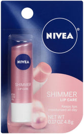 NIVEA Shimmer Lip Care con brillo perlado para labios hidratados todo el día.