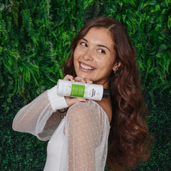 No Nothing Champú Volumen sin fragancia, aplicación suave en la mano