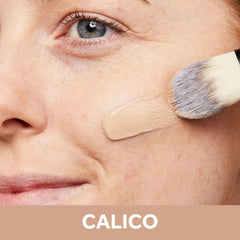 Aplicación suave del maquillaje No7 con textura hidratante.