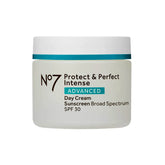No7 crema hidratante en bote para uso diario.