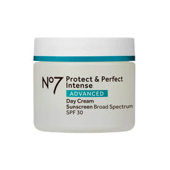 No7 crema hidratante en bote para uso diario.
