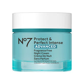 No7 Protect & Perfect crema nocturna sin fragancia en bote, adecuada para piel sensible.