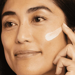 No7 crema nocturna sin fragancia, enfoque en textura suave para el sueño de la piel.