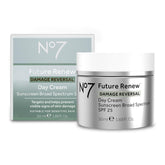 No7 Future Renew crema facial con textura sedosa para piel suave y cómoda.