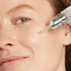 Textura cremosa del serum No7 para hidratación suave y rápida absorción