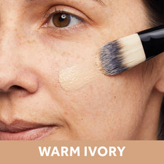 Aplicación con brocha de No7 Lift & Luminate muestra textura suave.