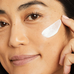 No7 Lift & Luminate: SPF 30 para protección diaria.