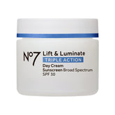 No7 Lift & Luminate en bouteille prête à l’emploi, protection SPF 30 et soin anti-âge.