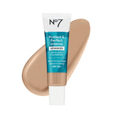 No7 Protect & Perfect fundación en bote de 30 ml para tono uniforme.