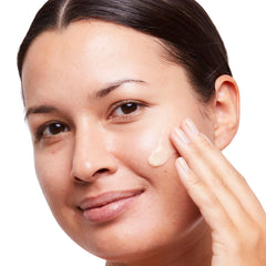 Envase de 50 ml de No7 Radiance+ en fondo neutro