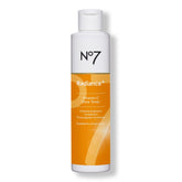 No7 Radiance+ Toner en envase, ilumina la piel para un rostro radiante.