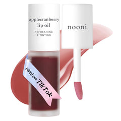 NOONI labial aceite manzana-arandano en botella con acabado brillante para un look natural