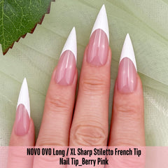 NOVO OVO uñas francesas blancas largas en stileto, acabado rosa baya para estilo moderno.