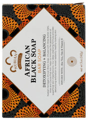 Textura rugosa del Jabón Negro Africano de Nubian Heritage para exfoliar suavemente