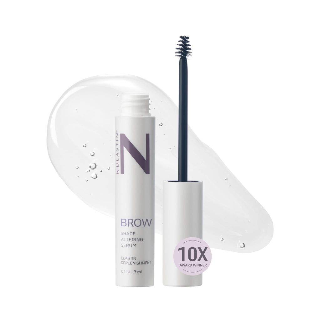 Serum NULASTIN para cejas aplicado con cepillo, mejora densidad visible.