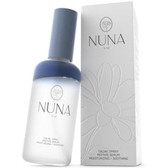 NUNA Ultra Hydrating Serum Spray: botella en mano, hidratación ligera para piel cansada.