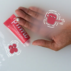Aplicación de Nuud en axilas, protección duradera sin irritación.