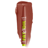 NYX Fat Oil Slick Click ofrece aplicación precisa para labios con acabado brillante.