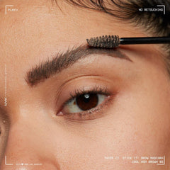 Fijación y definición con Thick It Stick It para un look de cejas pulido.