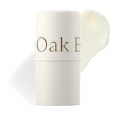Oak Essentials bálsamo labial textura suave para hidratación diaria.