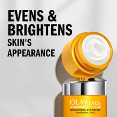 Aplicación suave de la crema Olay en ojos para uso diario.
