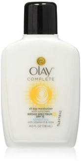 OLAY hidratante diario SPF 15 para piel sensible en botella y protección diaria.