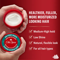 Old Spice No-Poof Paste en manos durante la aplicación para peinado de agarre medio.