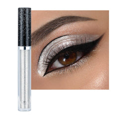 ONarisae sombra-liquida destellos metalizados plata para un look glam duradero.
