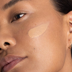 OneSkin OS-01, textura cremosa, se absorbe rápidamente para uso diario.