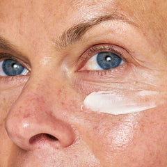 Crema para ojos OSEA Reparación Avanzada, envase de 0,6 onzas para uso práctico.