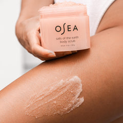 Textura exfoliante de OSEA con manteca de karité para piel suave