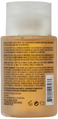 OUAI Detox Shampoo aplicación en cabello para eliminar residuos