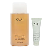 OUAI Detox Shampoo en botella ideal para eliminar residuos y dejar el cabello brillante.