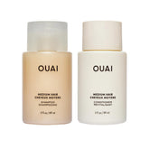 OUAI Medium Shampoo vertiendo, limpieza suave para cabello medio.