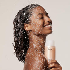 OUAI Thick Shampoo keratina, fortalece suavemente el cabello durante el lavado.