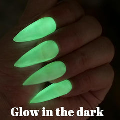 Oumisaya Glow Verde, aplicación en dedo para ver color semitransparente y acabado brillante.