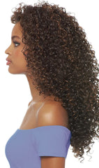 Rizos dominicanos con volumen natural para un estilo vibrante.